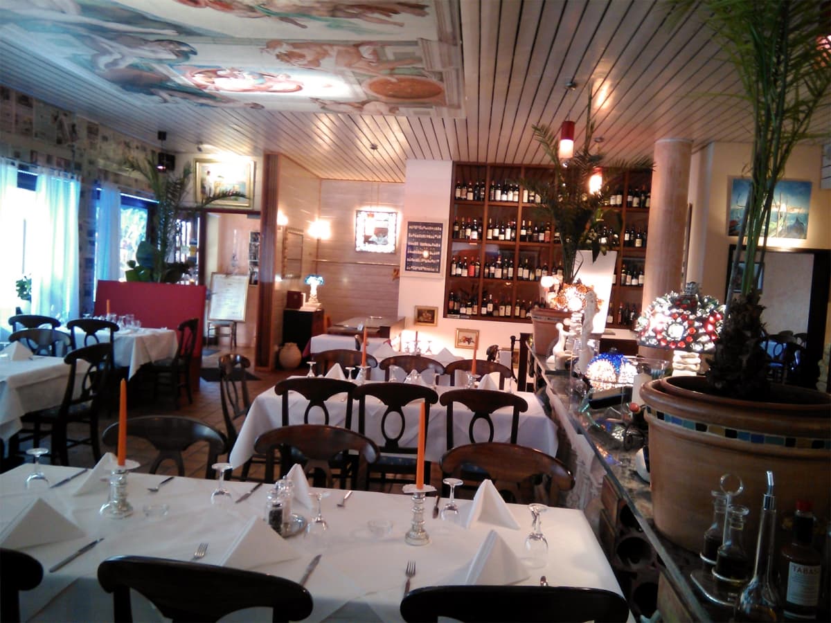 Restaurant Innenraum und Terrasse